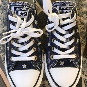 RARE denim daisy CONVERSE size 7 in women’s